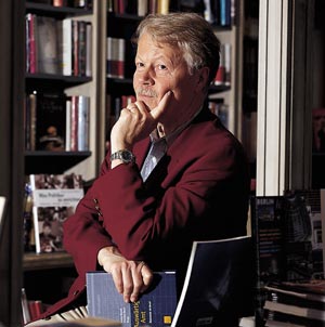 Winfried Nachtwei liest ein Buch ber die Auenpolitik.